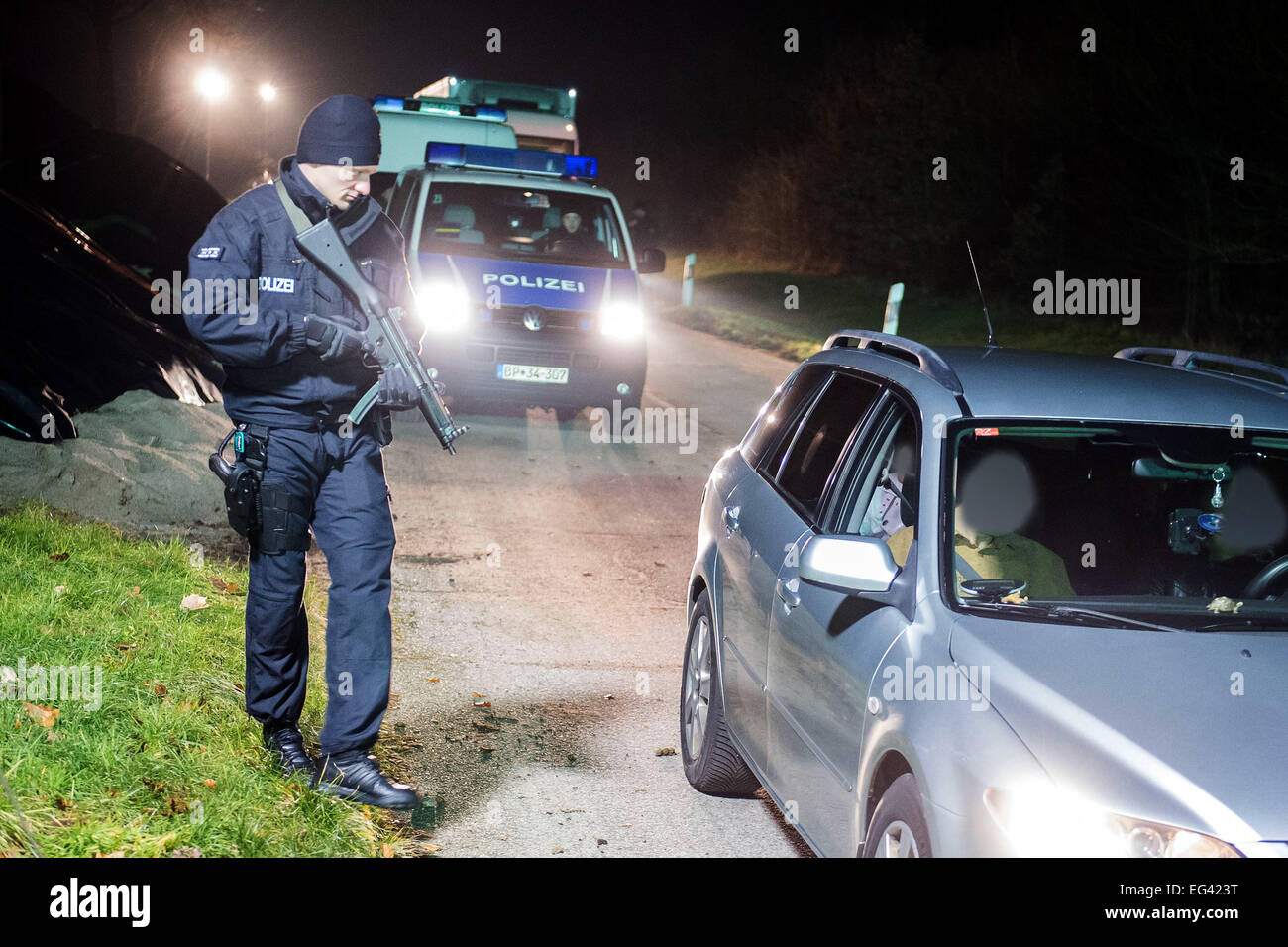 Les officiers de la police fédérale de contrôler des voitures venant du Danemark sur l'autoroute A7 au niveau de la zone de service, Allemagne Handewitt, 14 février 2015. Les contrôles frontaliers entre le Danemark et l'Allemagne ont été serrés après l'attaque terroriste sur un événement culturel à Copenhague. Photo : Benjamin Nolte/dpa Banque D'Images