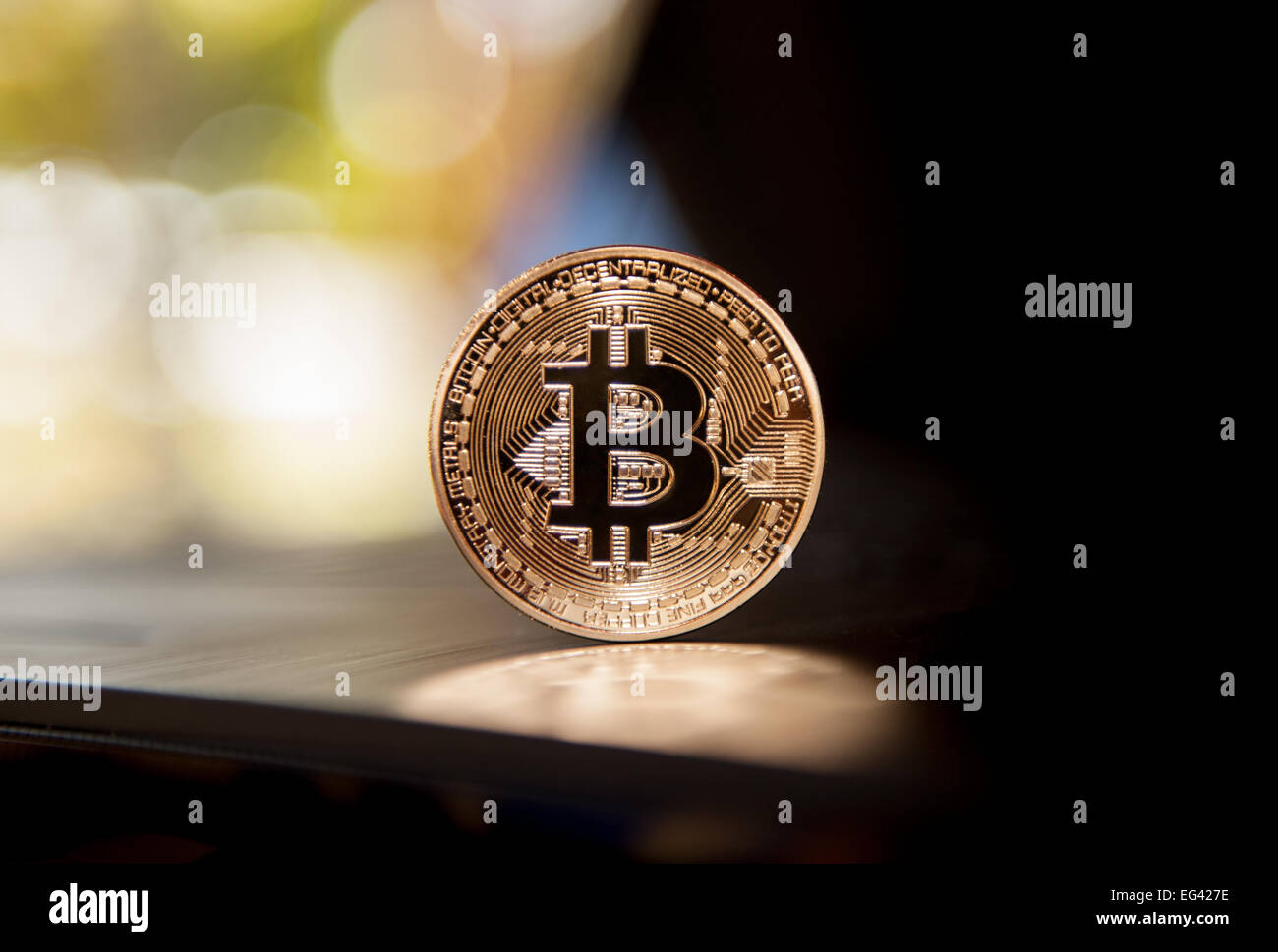 Pièce cryptocurrency Bitcoin sur le doux fond flou Banque D'Images