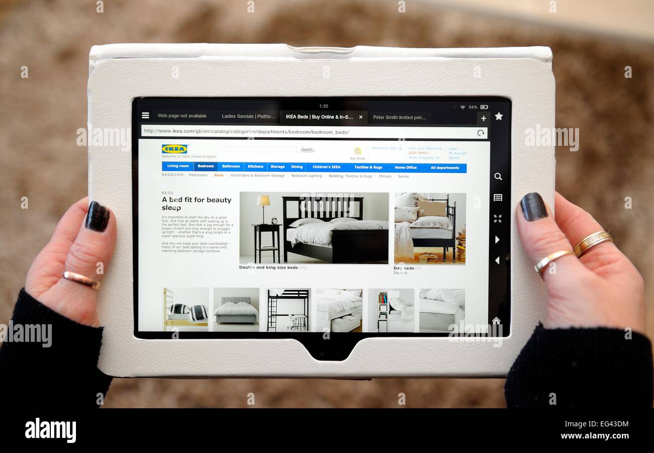 Un Kindle Fire étant utilisé pour afficher le site de shopping en ligne Ikea England UK Banque D'Images