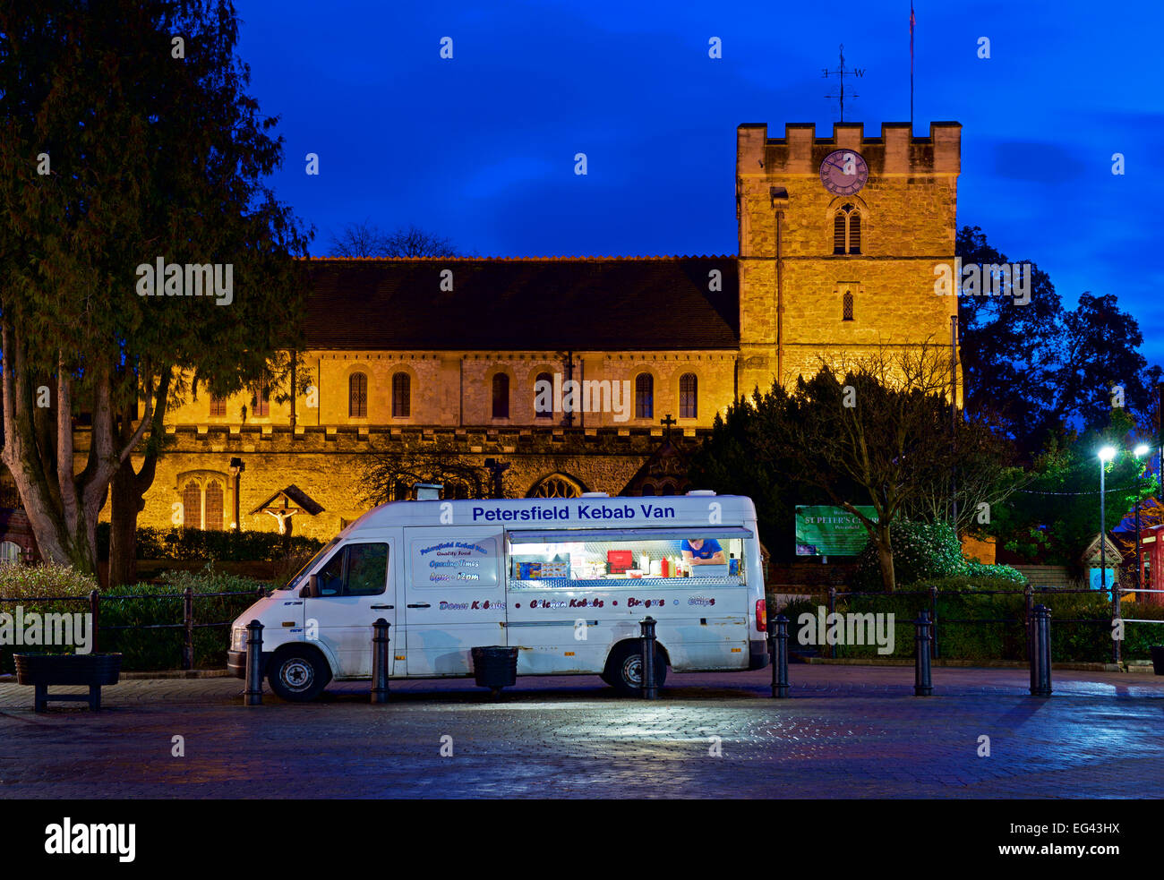 Église et van kebab à Petersfield, Hampshire, Angleterre, Royaume-Uni Banque D'Images