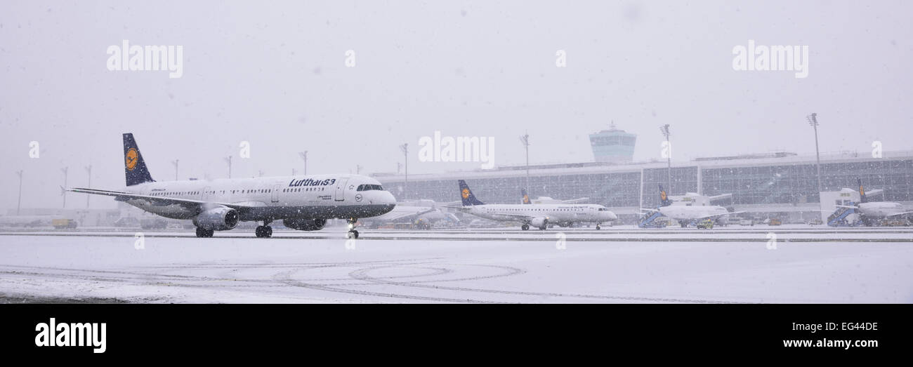 Lufthansa Airbus A321-200 appareil roulant sur les exécuter pendant les chutes de neige, l'aéroport de Munich Franz Josef Strauss, MUC, EDDM, Munich Banque D'Images