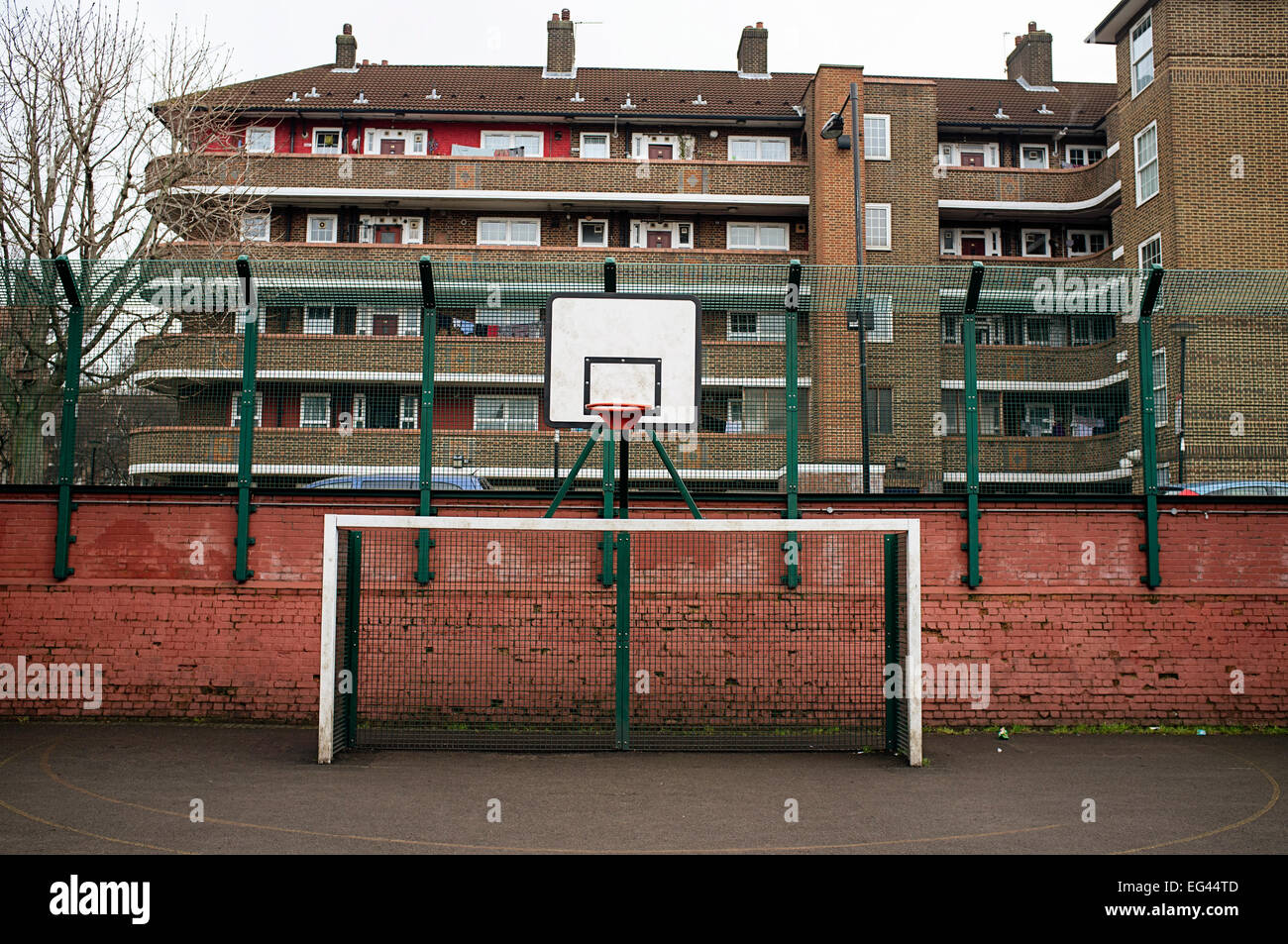 Le football et basket-ball sur le logement social estate à Tower Hamlets, Londres UK Banque D'Images