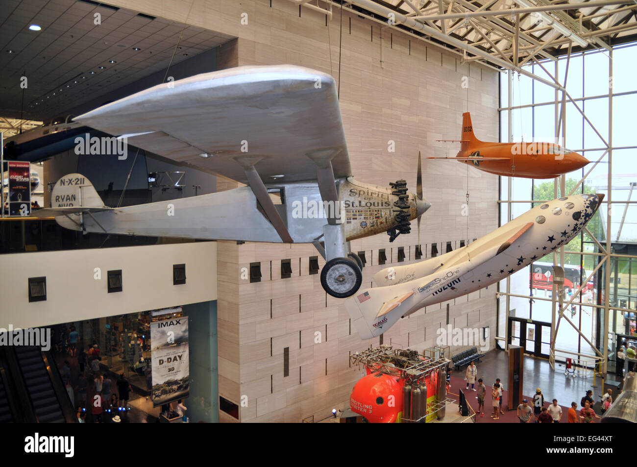 Spirit of Saint Louis et de l'espace de l'avion d'un plafond suspendu, National Air and Space Museum, National Mall Banque D'Images