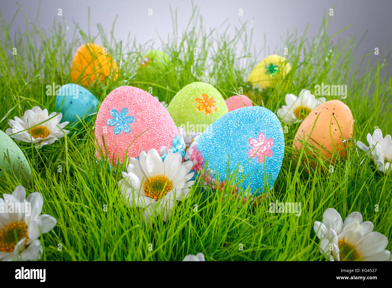 Oeufs de Pâques décorés dans l'herbe Banque D'Images