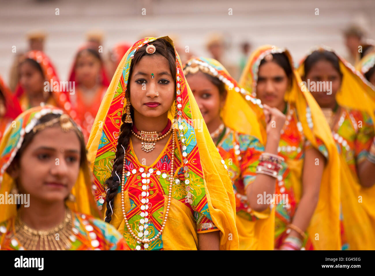 Junge Frauen in der typischen farbenfrohen Tracht der Rajasthanis beim Kamel- und Viehmarkt Pushkar Mela à Pushkar, Rajasthan, Banque D'Images