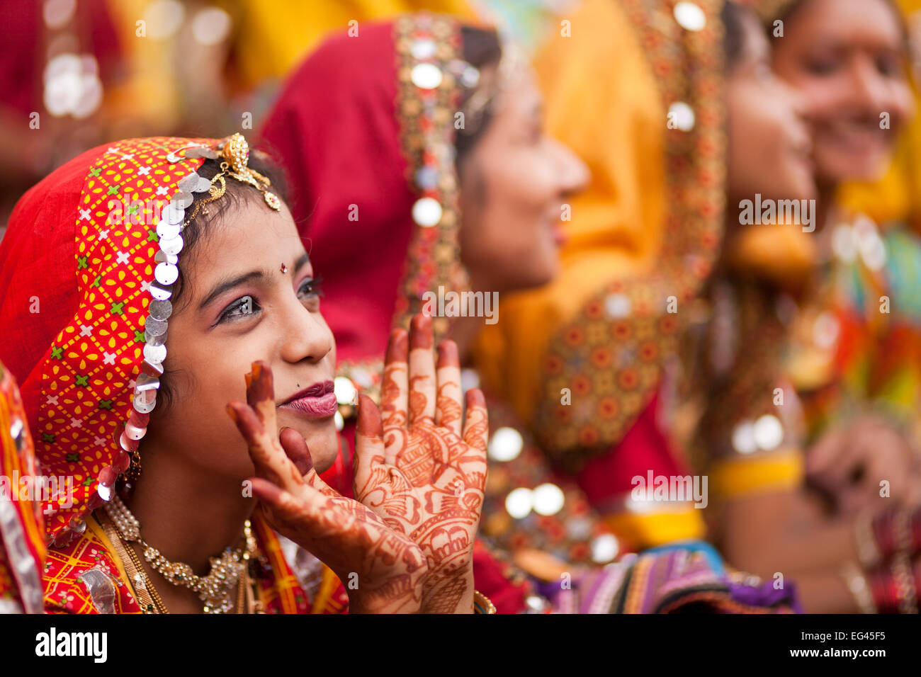 Junge Frauen in der typischen Tracht farbenfrohen und mit der Rajasthanis Henna bemalten Händen beim Kamel- und Viehmarkt Pushka Banque D'Images