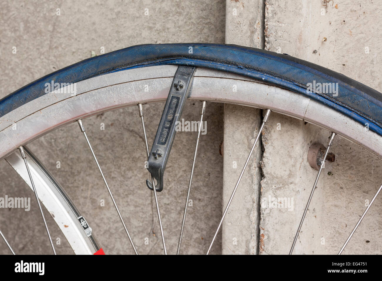 Pneus en place sur roue de bicyclette pour retirer le pneu à l'aide en réparation crevaison Banque D'Images