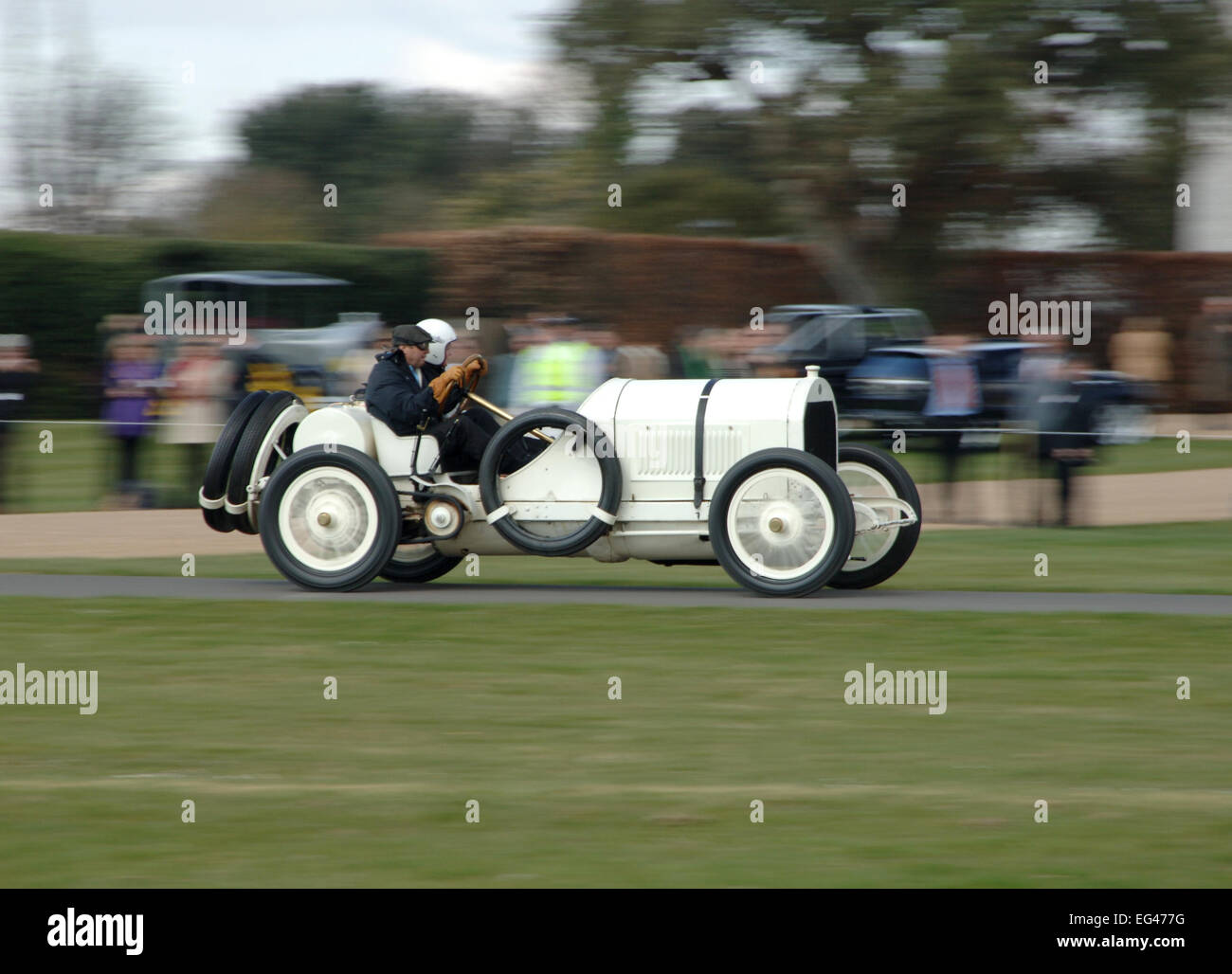 Vintage Car monte la colline au Goodwood Festival of Speed Banque D'Images