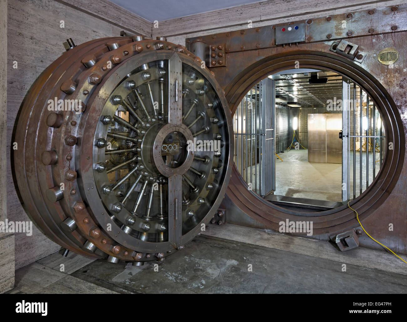 Grande porte d'une chambre forte de banque Banque désaffectée Banque D'Images