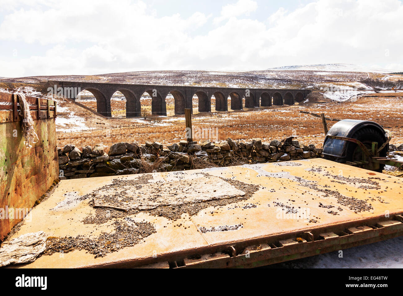 Remorque à plateau près de régler Carlisle ligne de chemin de fer pont voûté Yorkshire UK Angleterre scanner à plat Banque D'Images