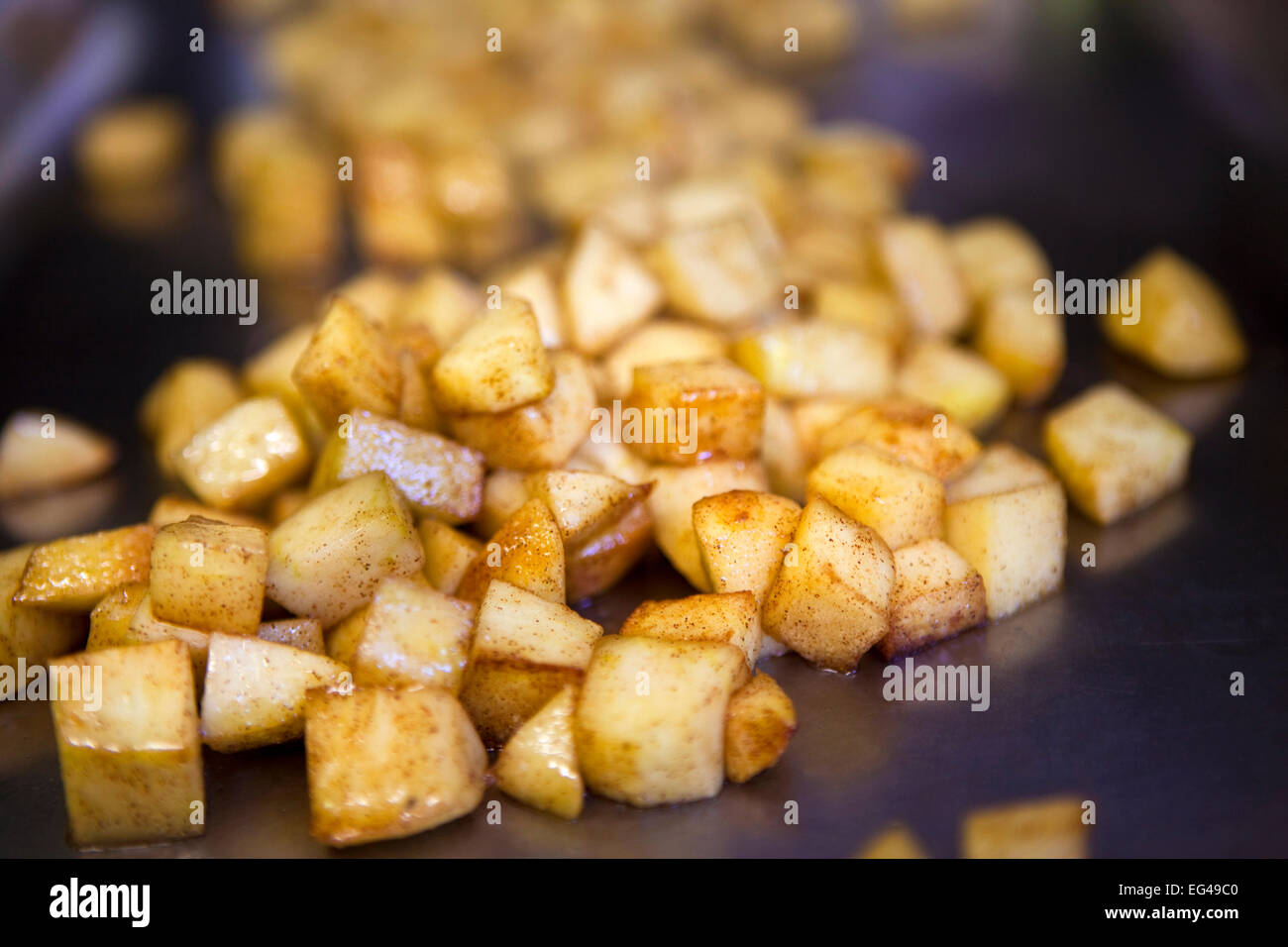 La cuisson des pommes de terre dans une casserole Banque D'Images