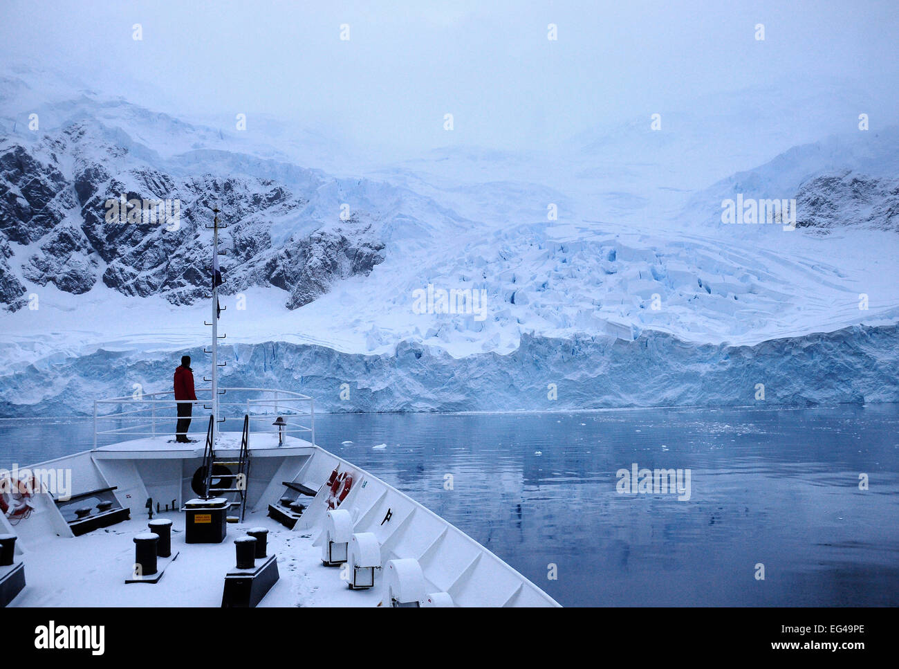 La péninsule antarctique Ushuaia 'MV' plage avant les touristes à la recherche sur le paysage. L'antarctique Banque D'Images