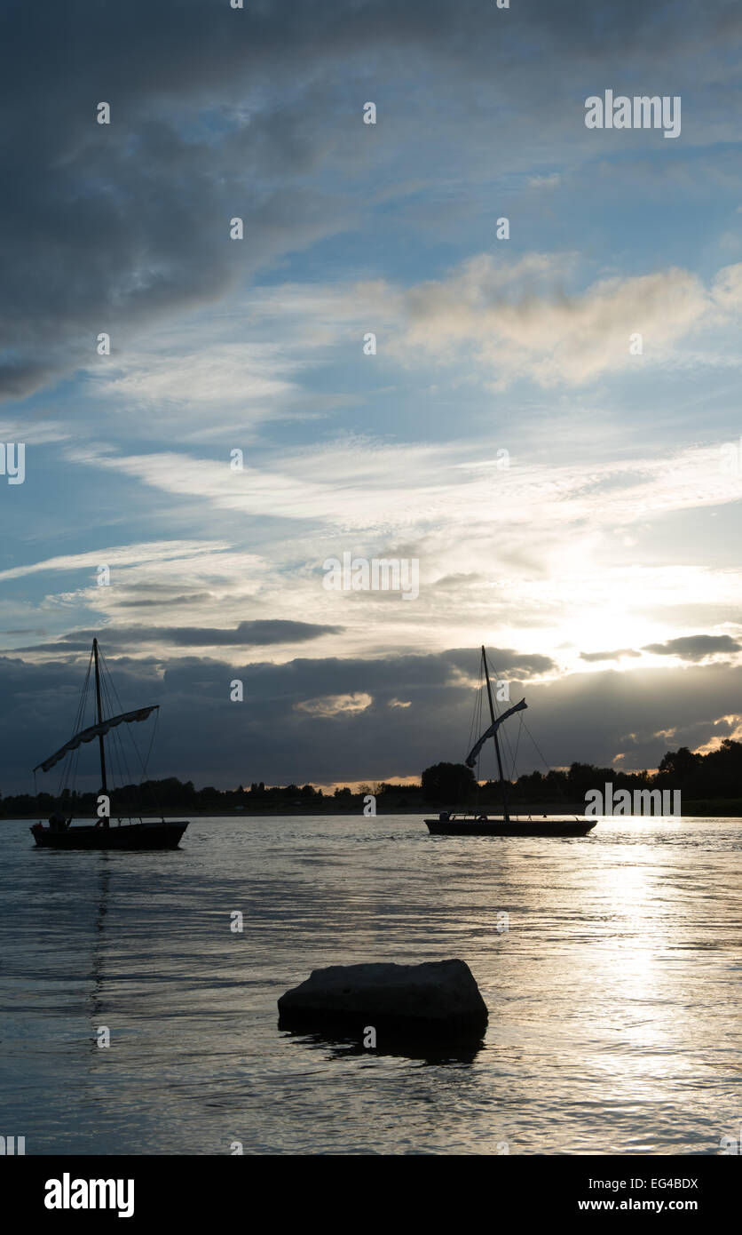 Les bateaux traditionnels dans la Loire en France au coucher du soleil. Banque D'Images