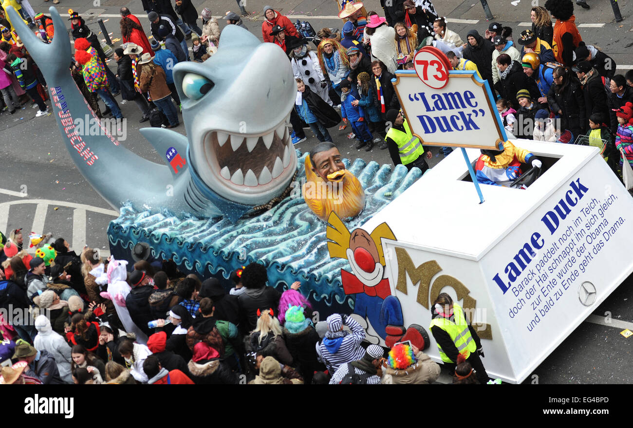 Mainz, Allemagne. 16 Février, 2015. Un char de l'association du carnaval de Mayence représentant US Prasident Obama comme un 'canard boiteux', qui est chassé par les Républicains est visible pendant l'Rosenmontag parade dans le centre-ville de Mayence, en Allemagne, le 16 février 2015. Photo : Christoph Schmidt/dpa/Alamy Live News Banque D'Images