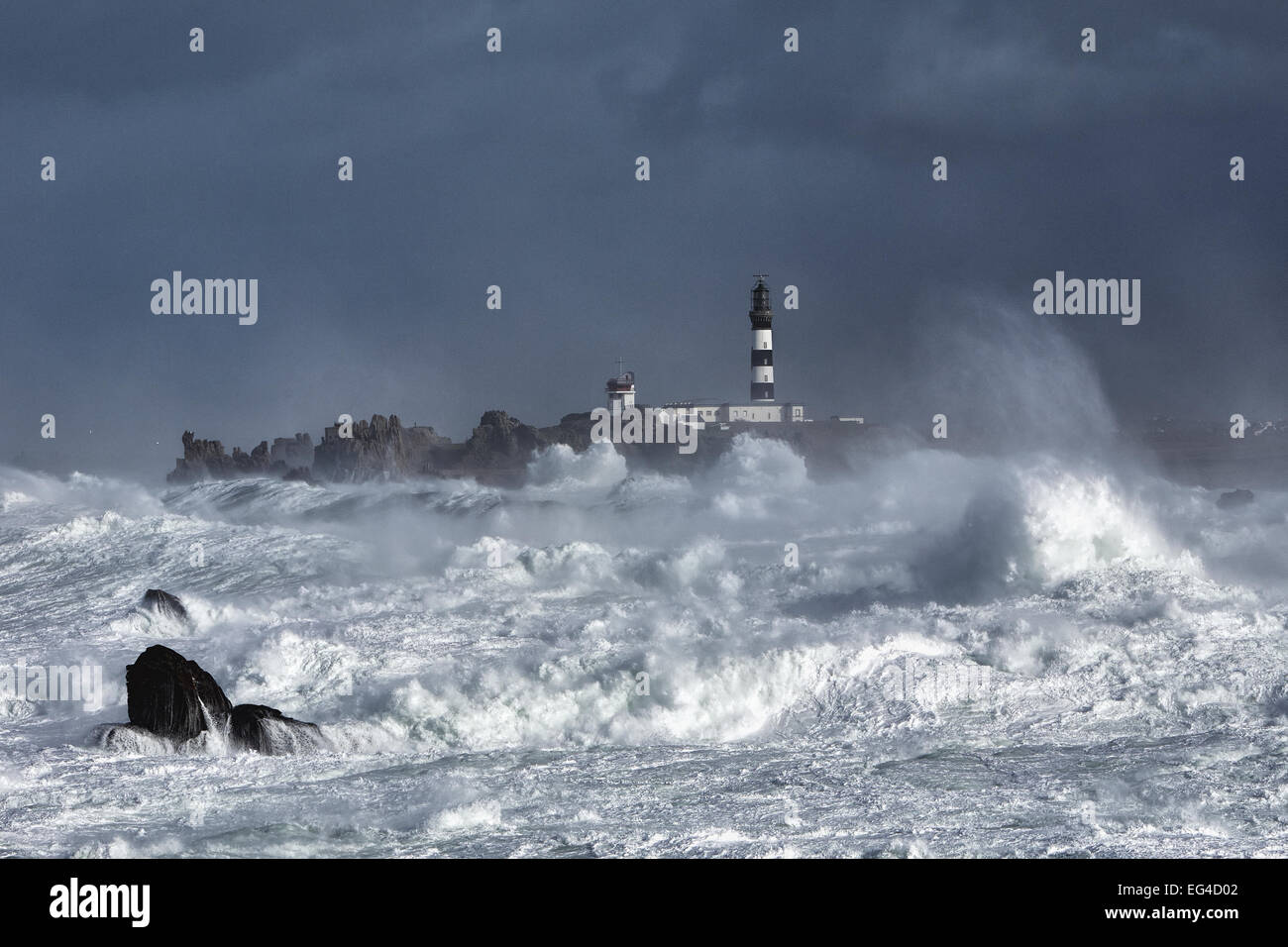 Mer forte à Creac'h phare pendant les 'Ruth' Ile d'Ouessant Parc Régional d'Armorique Iles du ponant Finistere Bretagne France Mer d'Iroise. 8 février 2014. France Bretagne Finistère Mer d'Iroise Iles du ponant Parc Naturel Régional d'Armorique Il Banque D'Images