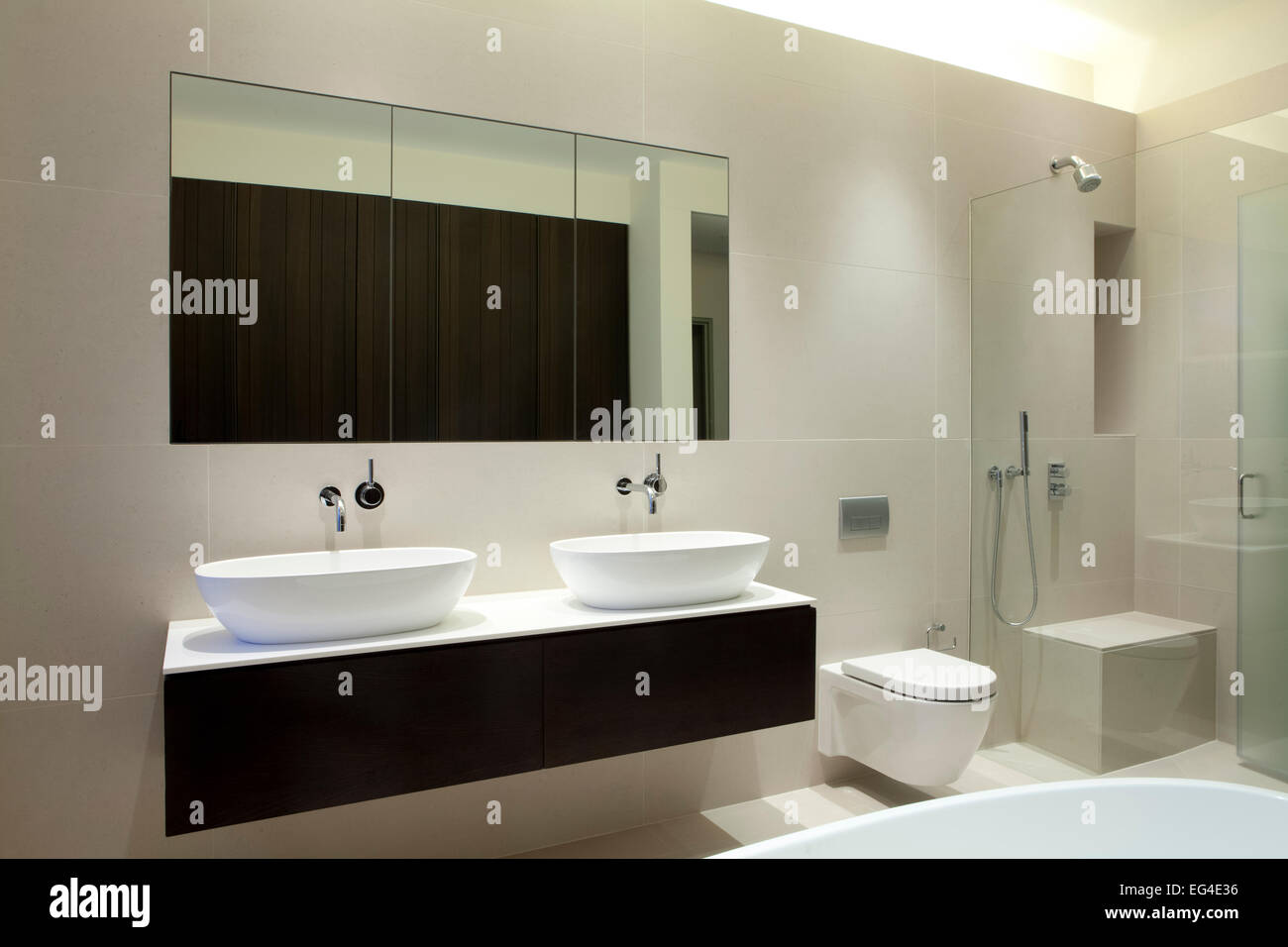 Salle de bains, conception, design intérieur moderne, lavabo, toilette, douche, miroir de salle de bains Banque D'Images