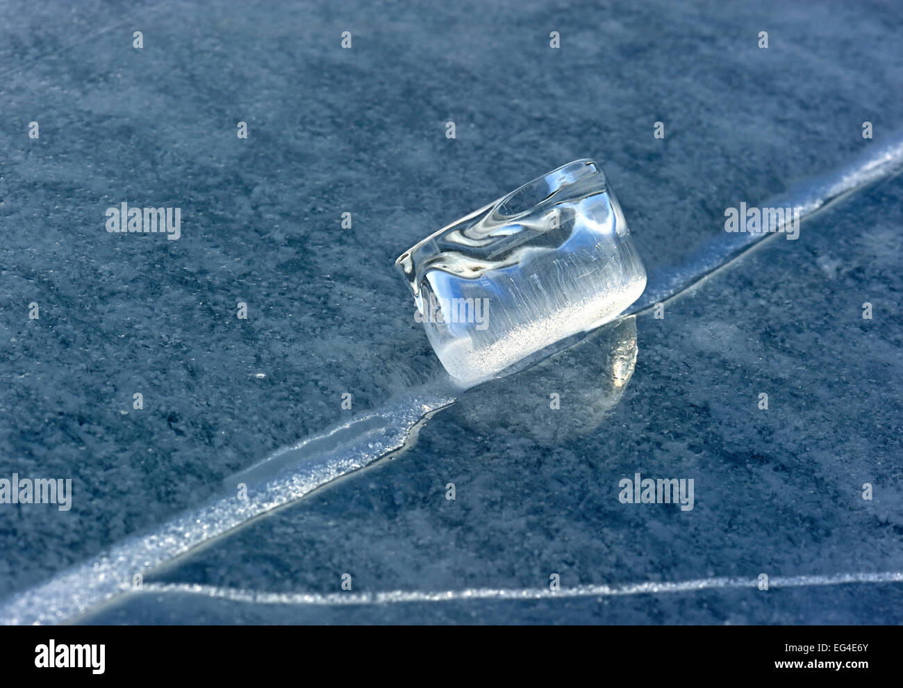 Fragment de glace sur la fissure dans la glace du lac Baikal en Sibérie Russie Mars. Banque D'Images