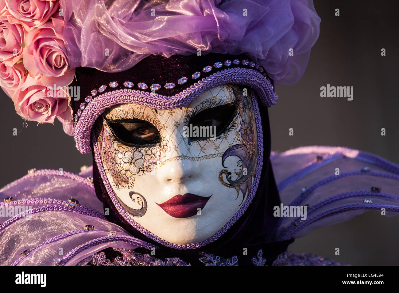 Masque Vénitien Femme Violet Avec LED - 3 Vitesses, Piles Fournies, Bonne Tenue, Neuf Avec étiquettes