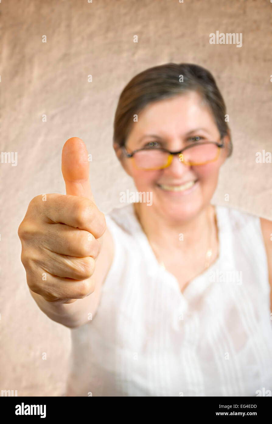 Happy woman showing thumb up.L'approbation ou l'approbation concept. Shallow DOF - doigt dans focus. Banque D'Images
