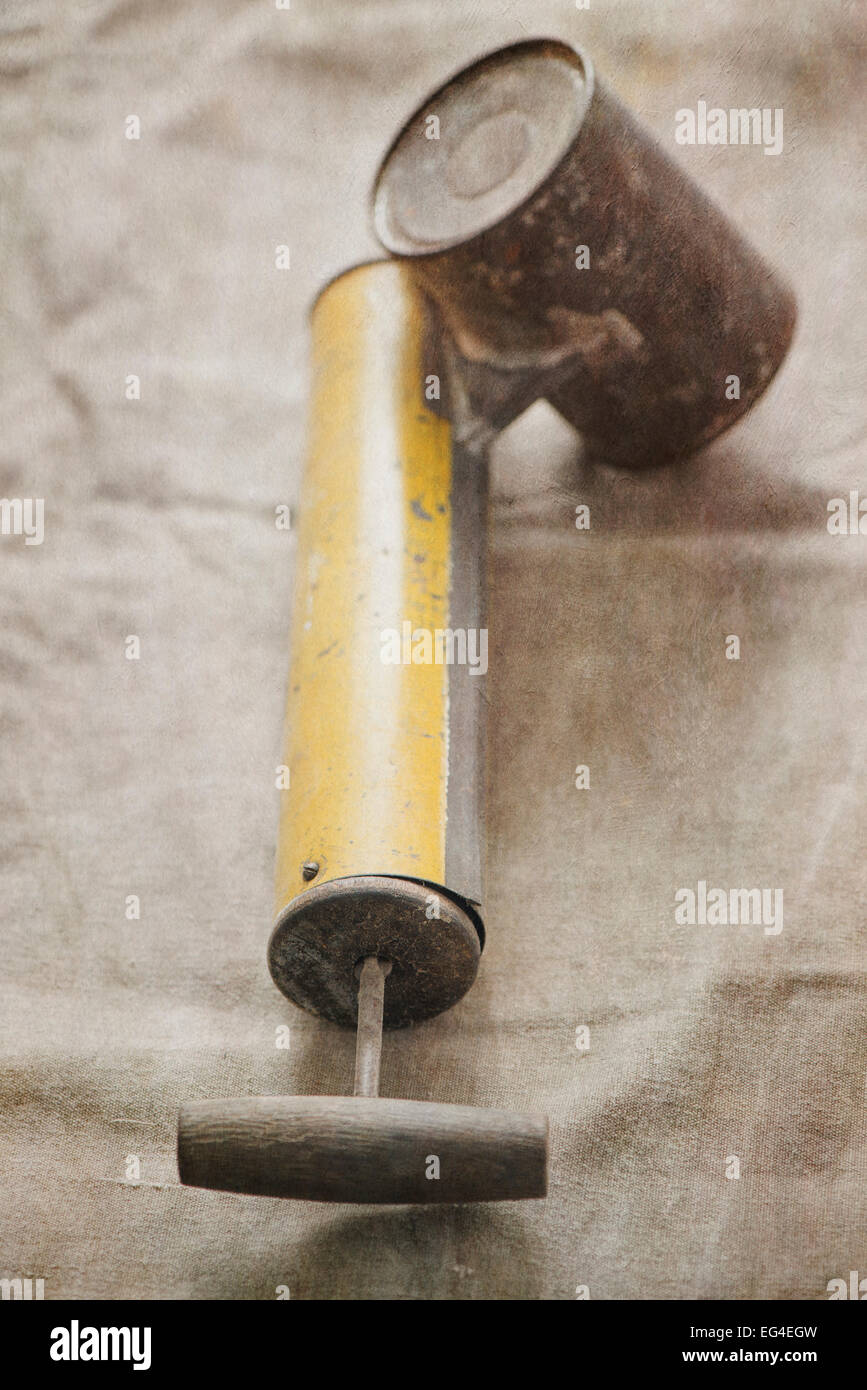 La pompe à l'ancienne avec pulvérisateur utilisé pour tuer des pesticides les bogues. Banque D'Images
