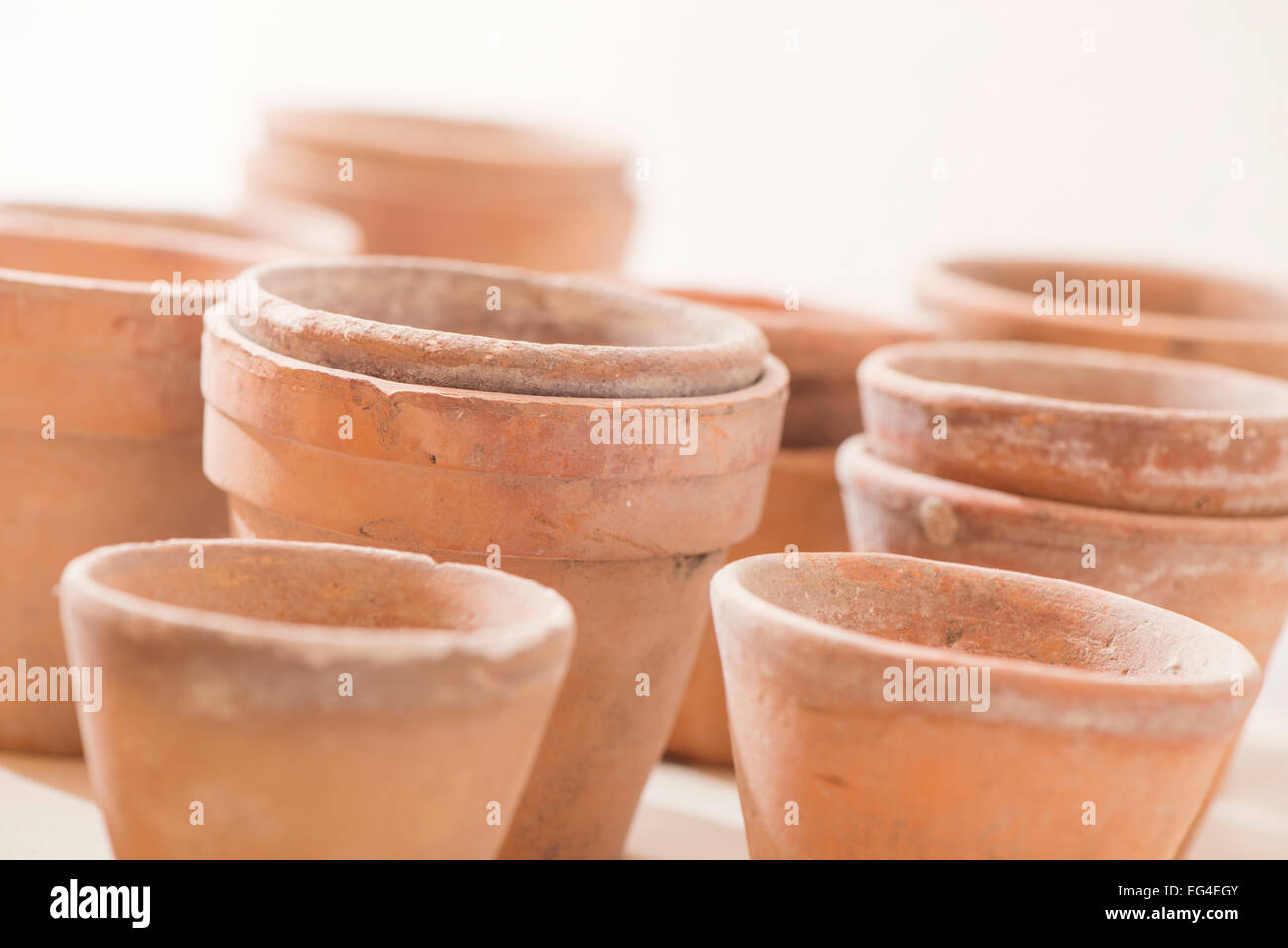 Collection de vieux pots de semoir en céramique Banque D'Images