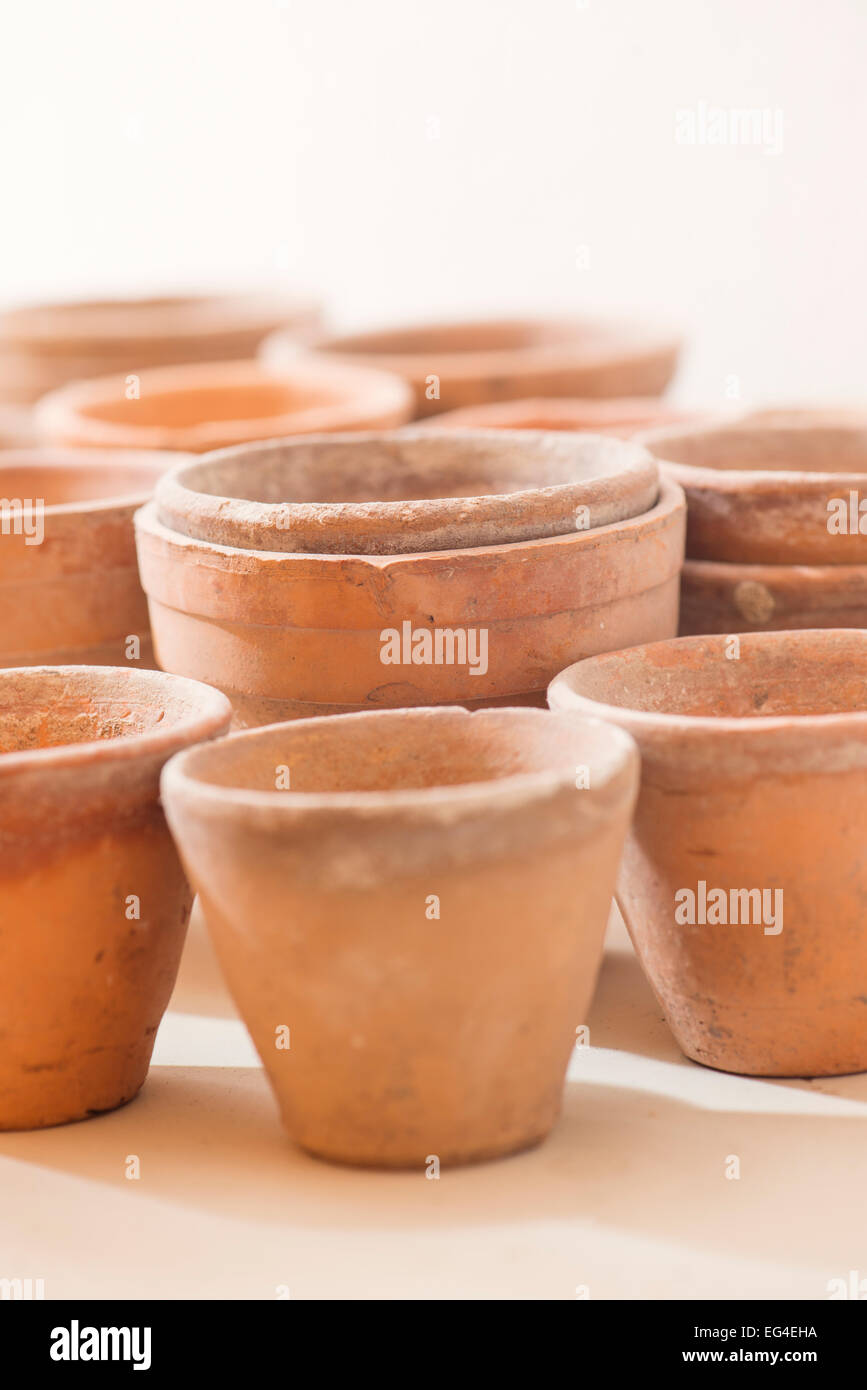 Collection de vieux pots de semoir en céramique Banque D'Images