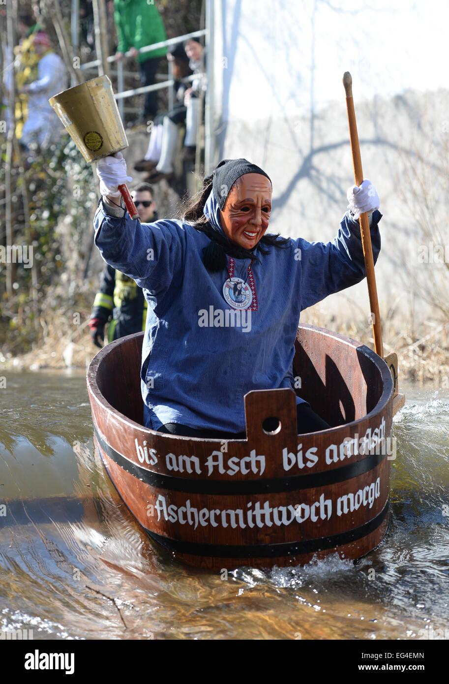 Schramberg, l'Allemagne. 16 Février, 2015. Peter Sauer chevauche son démarreur à remous voile le long d'un 400m de long cours pendant la 'Da Bach na' tour sur le fleuve en Schramnerg Schiltach, Allemagne. Le but est d'atteindre la ligne d'arrivée avec des pieds secs. Photo : PATRICK SEEGER dpa/lsw/Alamy Live News Banque D'Images