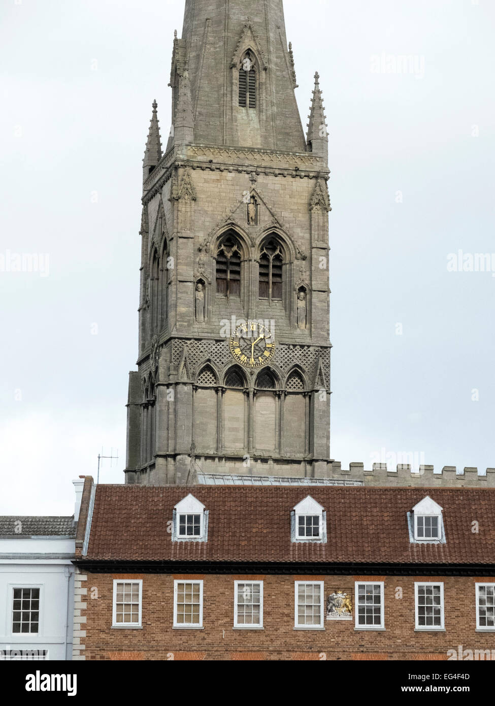 L'église de Sainte Marie Madeleine, à Newark-on-Trent, vue de la place du marché. Banque D'Images