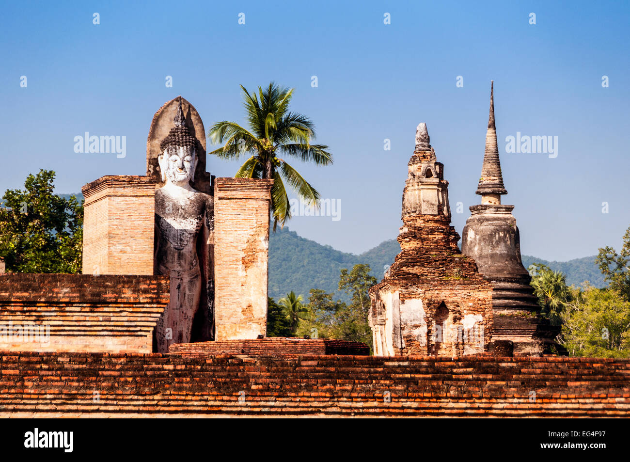 L'Asie. La Thaïlande, l'ancienne capitale du Siam. Sukhohtai parc archéologique, classé au Patrimoine Mondial de l'UNESCO. Wat Mahathat statue de Bouddha Banque D'Images