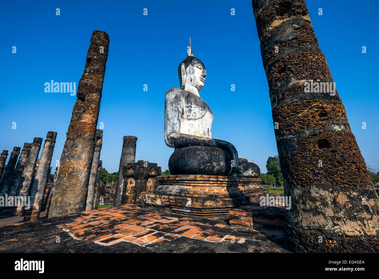 L'Asie. La Thaïlande, l'ancienne capitale du Siam. Parc archéologique de Sukhothai, classé au Patrimoine Mondial de l'UNESCO. Wat Mahathat statue de Bouddha Banque D'Images