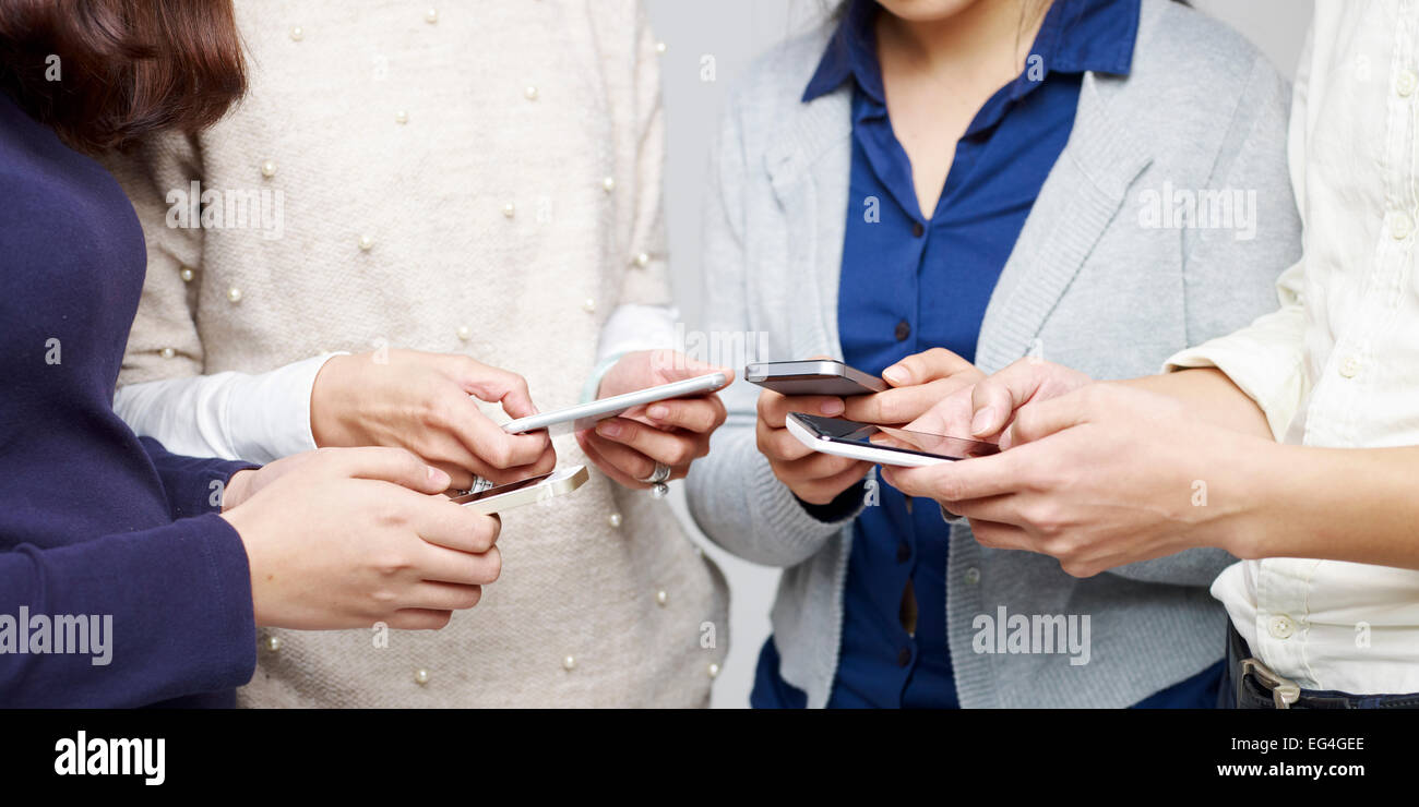 Les gens l'utilisation de téléphones cellulaires Banque D'Images