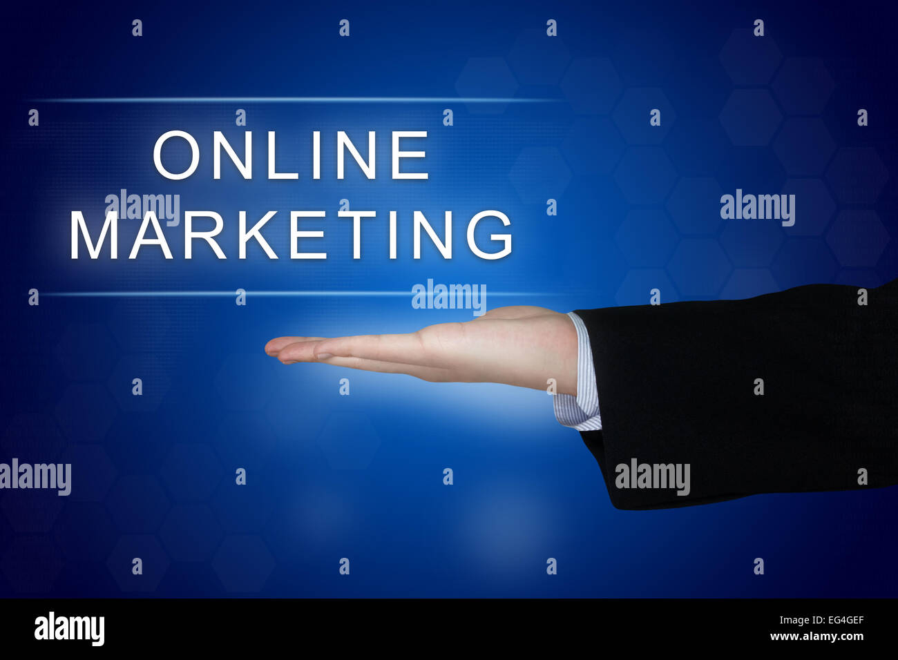 Bouton de marketing en ligne avec les Main sur fond bleu Banque D'Images