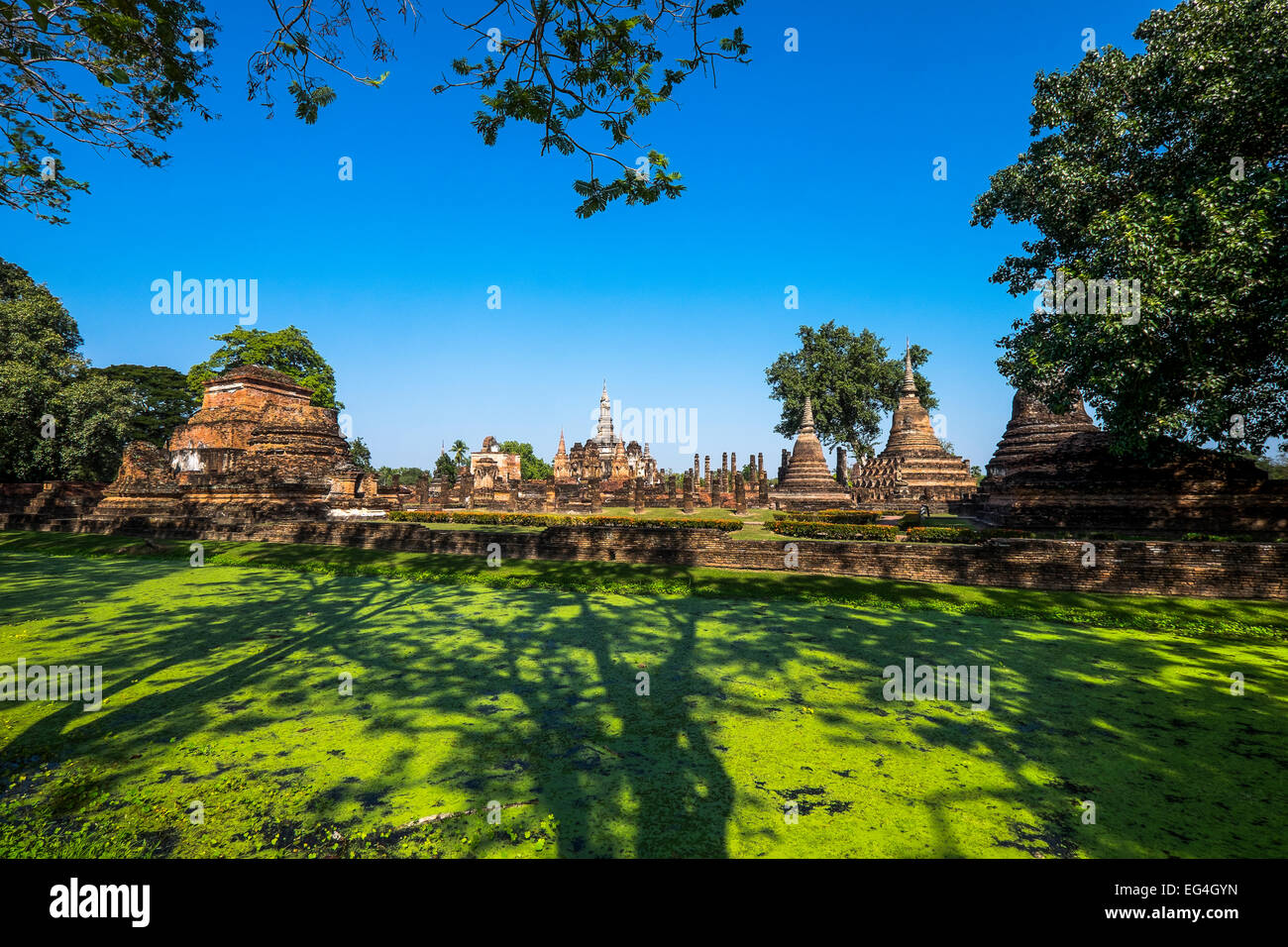 L'Asie. La Thaïlande, l'ancienne capitale du Siam. Parc archéologique de Sukhothai, classé au Patrimoine Mondial de l'UNESCO. Wat Mahathat. Banque D'Images