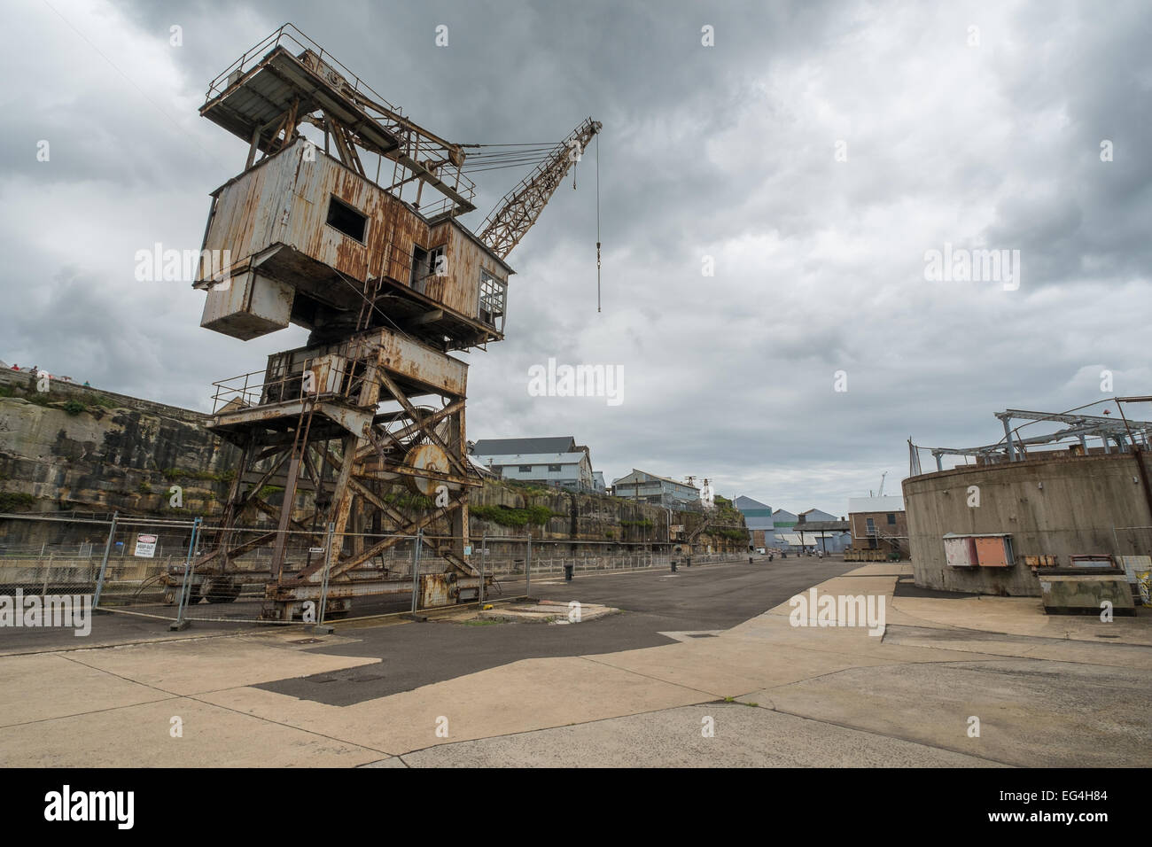 Grue désaffectée rouillée dans un chantier abandonné le navire. Banque D'Images Grue désaffectée rouillée dans un chantier abandonné le navire. Banque D'Images