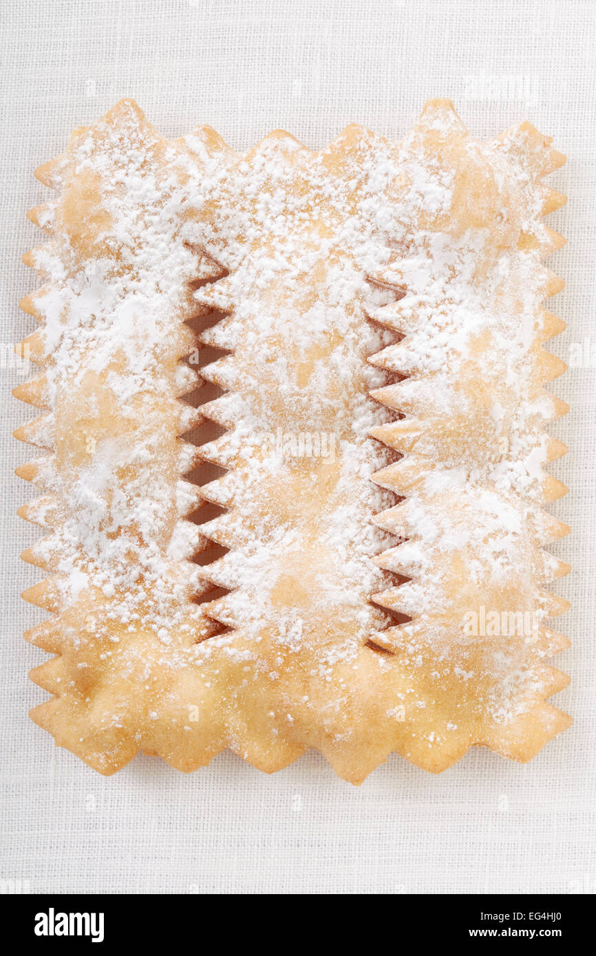 Chiacchiere, carnaval italien sur nappe blanche à pâtisserie Banque D'Images