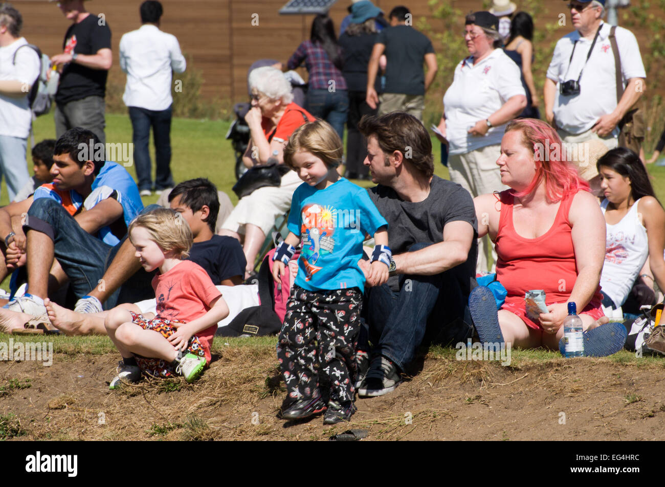 Les familles de regarder l'organisation des Jeux Olympiques de 2012, le Parc Olympique, Londres, Angleterre Banque D'Images