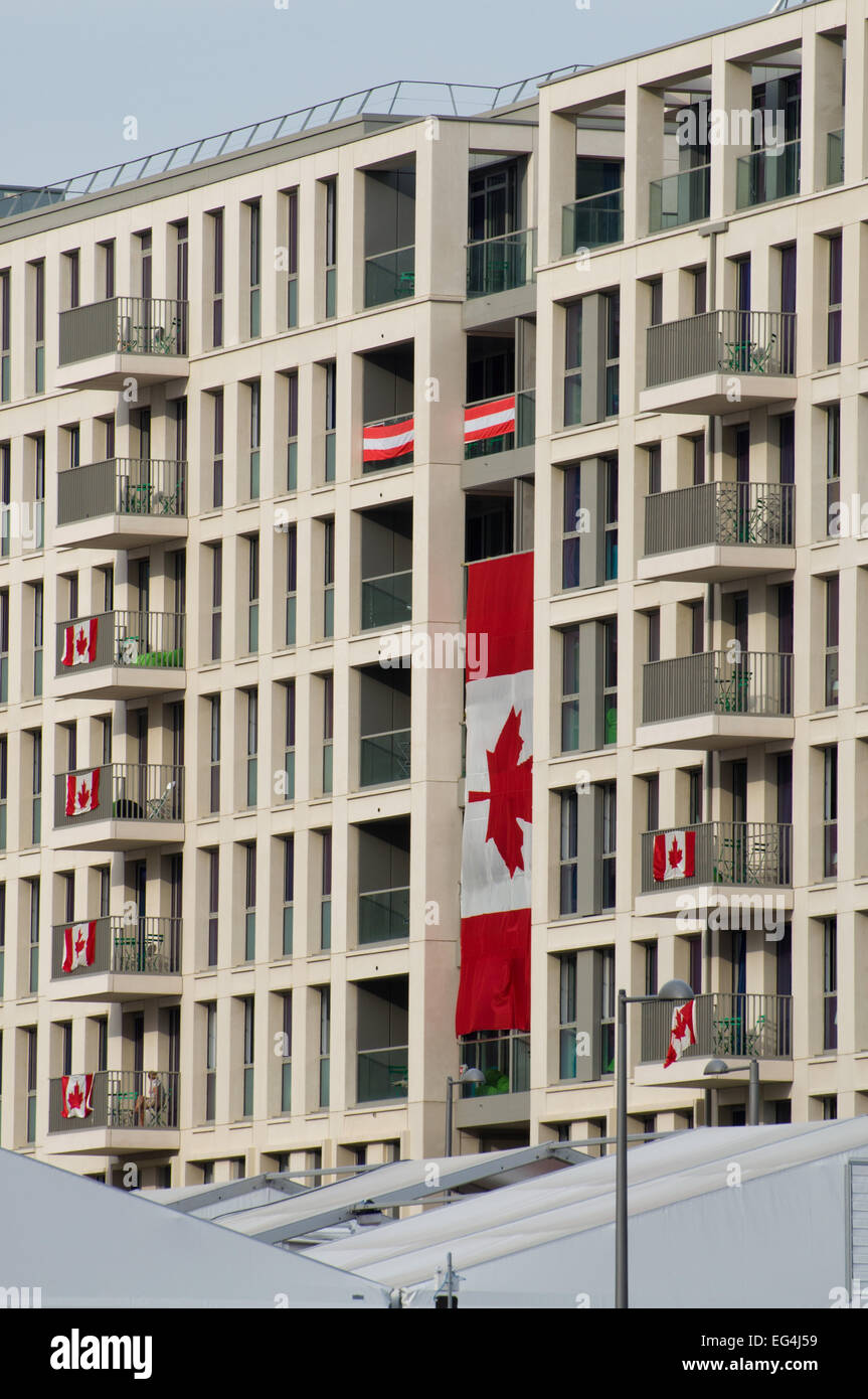 Athlète olympique avec des drapeaux canadiens et autrichiens au Parc olympique, les Jeux de 2012, Londres, Angleterre Banque D'Images