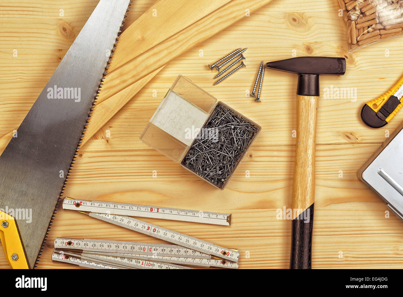 Assortiment de boiseries et d'outils de construction menuiserie ou bois de pin sur fond de texture. Banque D'Images