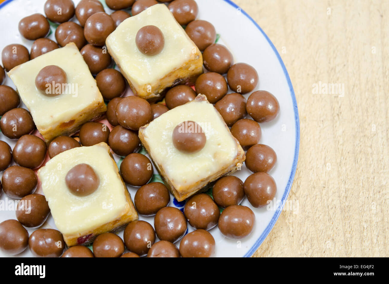 Des desserts avec une boule de chocolat sur le dessus Banque D'Images