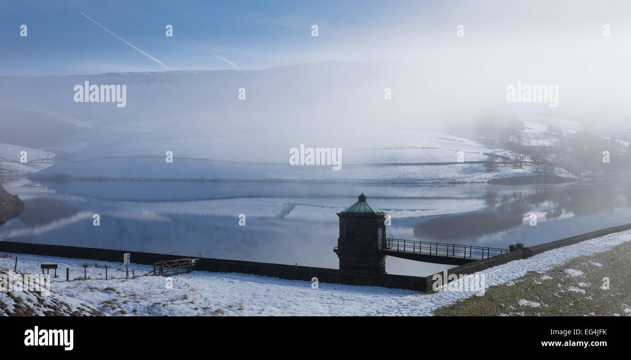 Kinder réservoir dans la neige avec de la brume au-dessus de l'eau. Banque D'Images