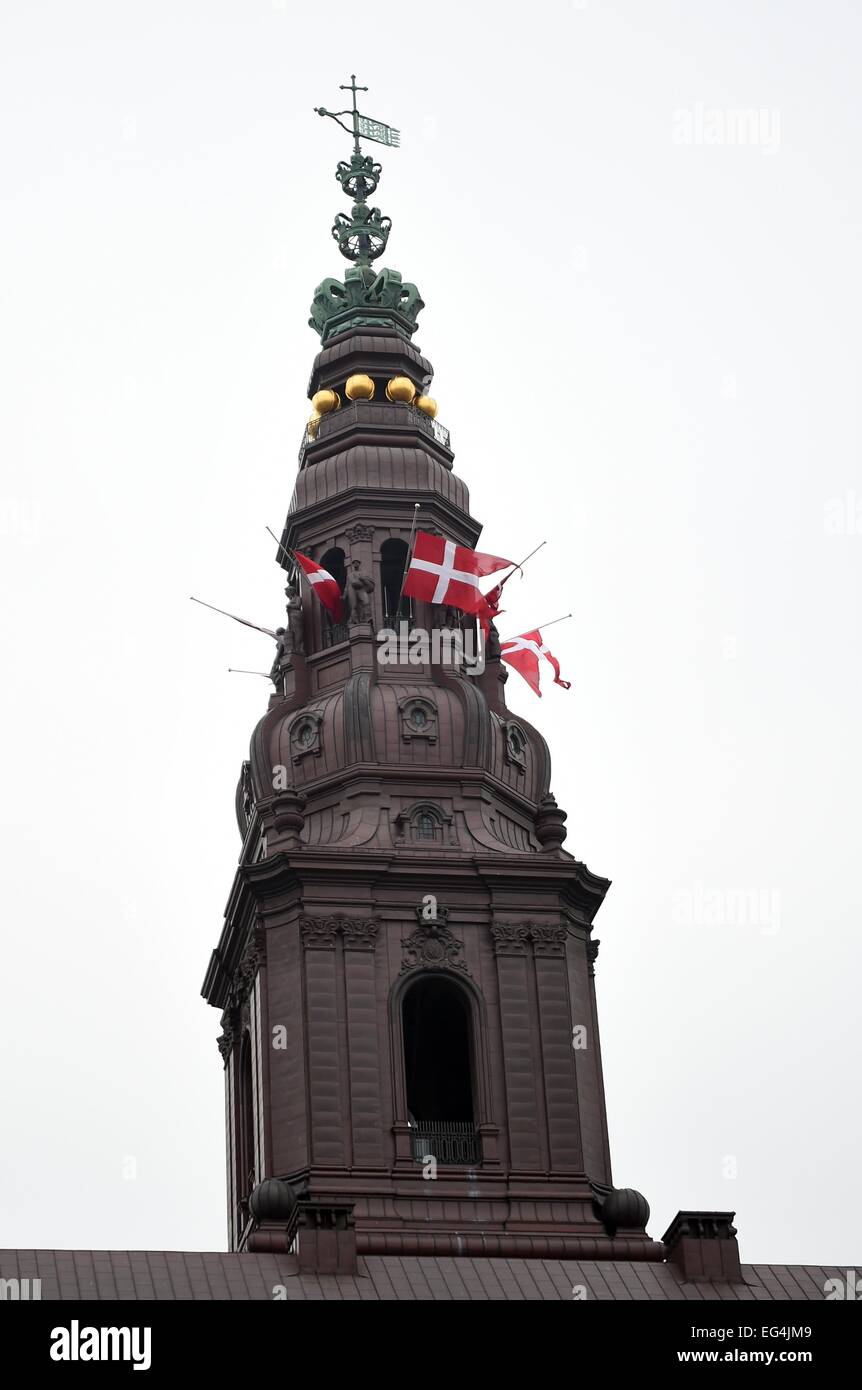 Copenhague, Danemark. 16 Février, 2015. Le drapeau danois vole en berne à Christianborg, à Copenhague, Danemark, 16 février 2015. La police danoise a dit qu'un homme qu'ils ont abattu à Copenhague le dimanche 15 l'on pense être l'homme armé derrière deux tirs mortels lors d'un événement visant à promouvoir la liberté de parole et d'une synagogue. Photo : Britta Pedersen/dpa/Alamy Live News Banque D'Images