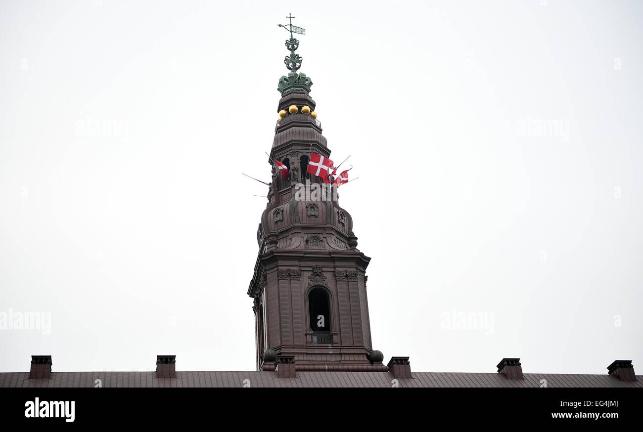 Copenhague, Danemark. 16 Février, 2015. Le drapeau danois vole en berne à Christianborg, à Copenhague, Danemark, 16 février 2015, d'honorer ceux qui ont été tués à la suite de tirs dans la capitale danoise. La police danoise a dit qu'un homme qu'ils ont abattu à Copenhague le dimanche 15 l'on pense être l'homme armé derrière deux tirs mortels lors d'un événement visant à promouvoir la liberté de parole et d'une synagogue. Photo : Britta Pedersen/dpa/Alamy Live News Banque D'Images