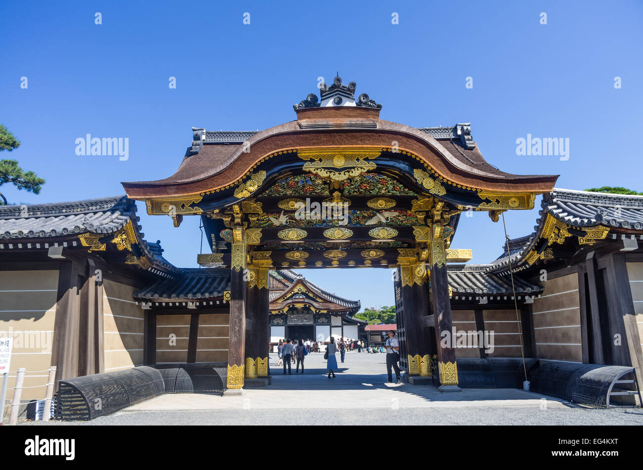 Voir par Karamon gate vers Palais Ninomaru au château de Nijo, Kyoto, Japon Banque D'Images