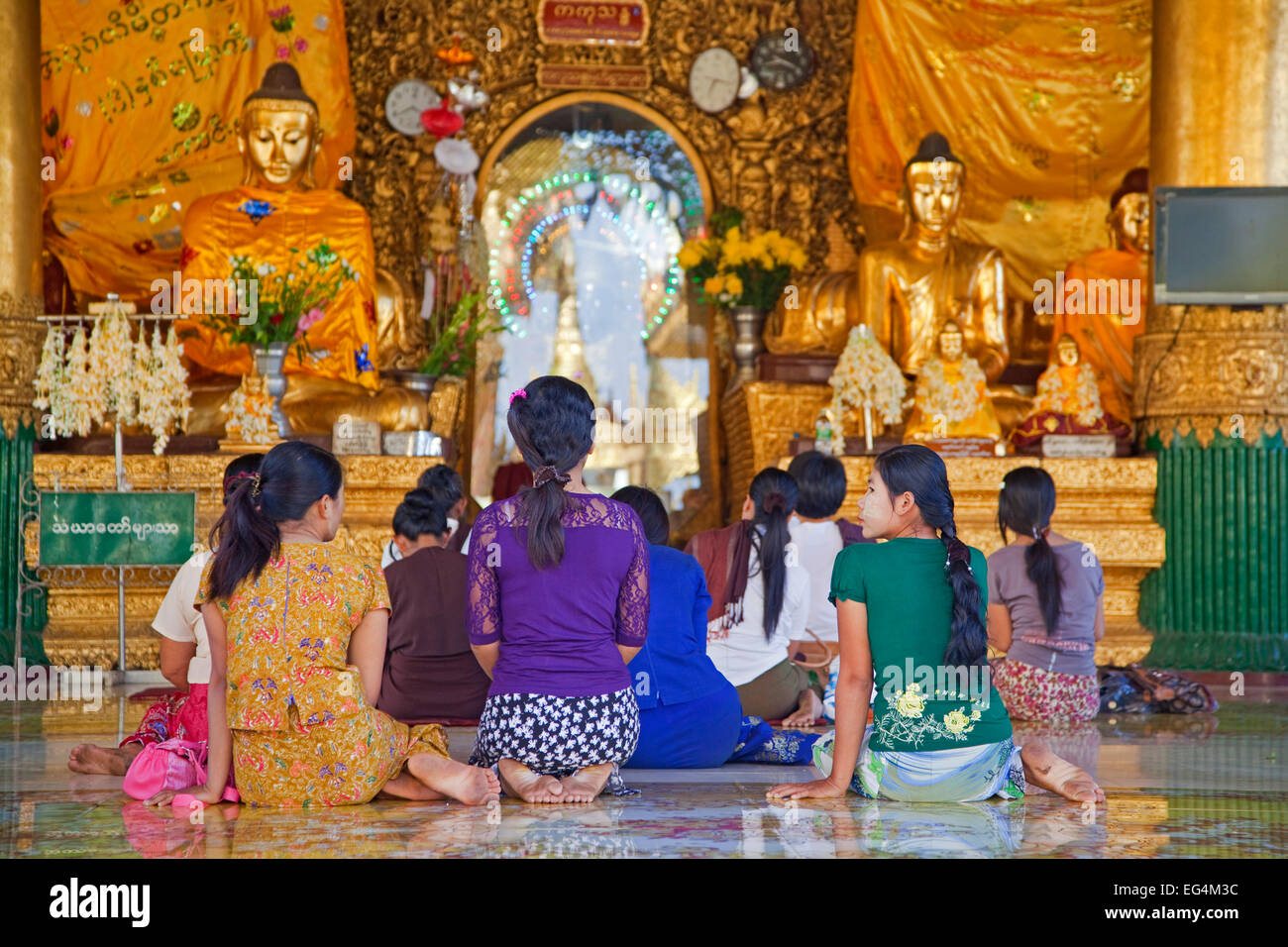 Les birmanes priant les pieds nus dans la pagode Shwedagon à Yangon Daw Zedi / Rangoon, ancienne capitale du Myanmar / Birmanie Banque D'Images