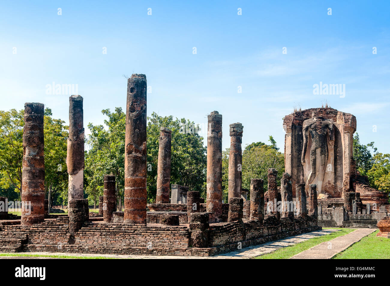 L'Asie. La Thaïlande, l'ancienne capitale du Siam. Parc archéologique de Sukhothai. Wat Traphang Ngoen. Balade statue de Bouddha. Banque D'Images