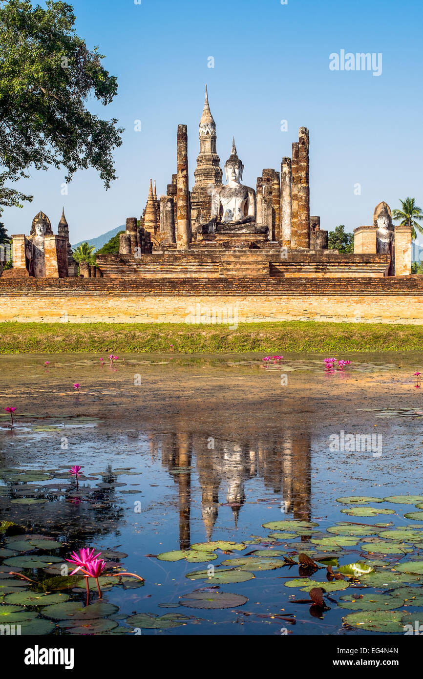 L'Asie. La Thaïlande, Sukhothai, ancienne capitale du Siam. Parc archéologique de Sukhothai, classé au Patrimoine Mondial de l'UNESCO. Wat Mahathat. Banque D'Images
