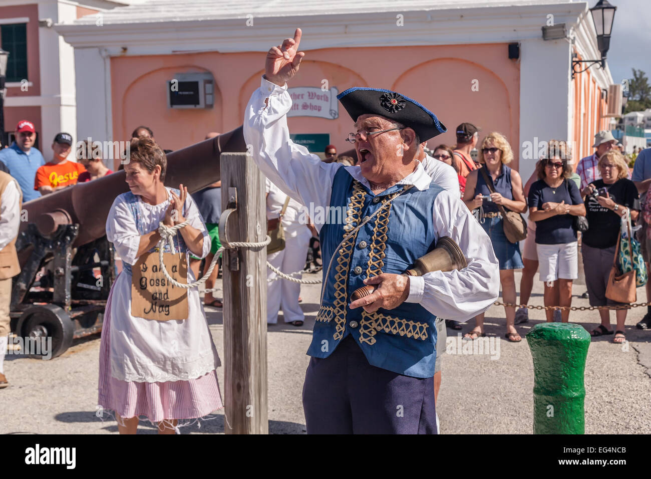 Une femme est condamnée à la 'Le tabouret Dunk', comme un 'nag et les potins ' dans une reconstitution historique à Saint-Georges, les Bermudes Banque D'Images