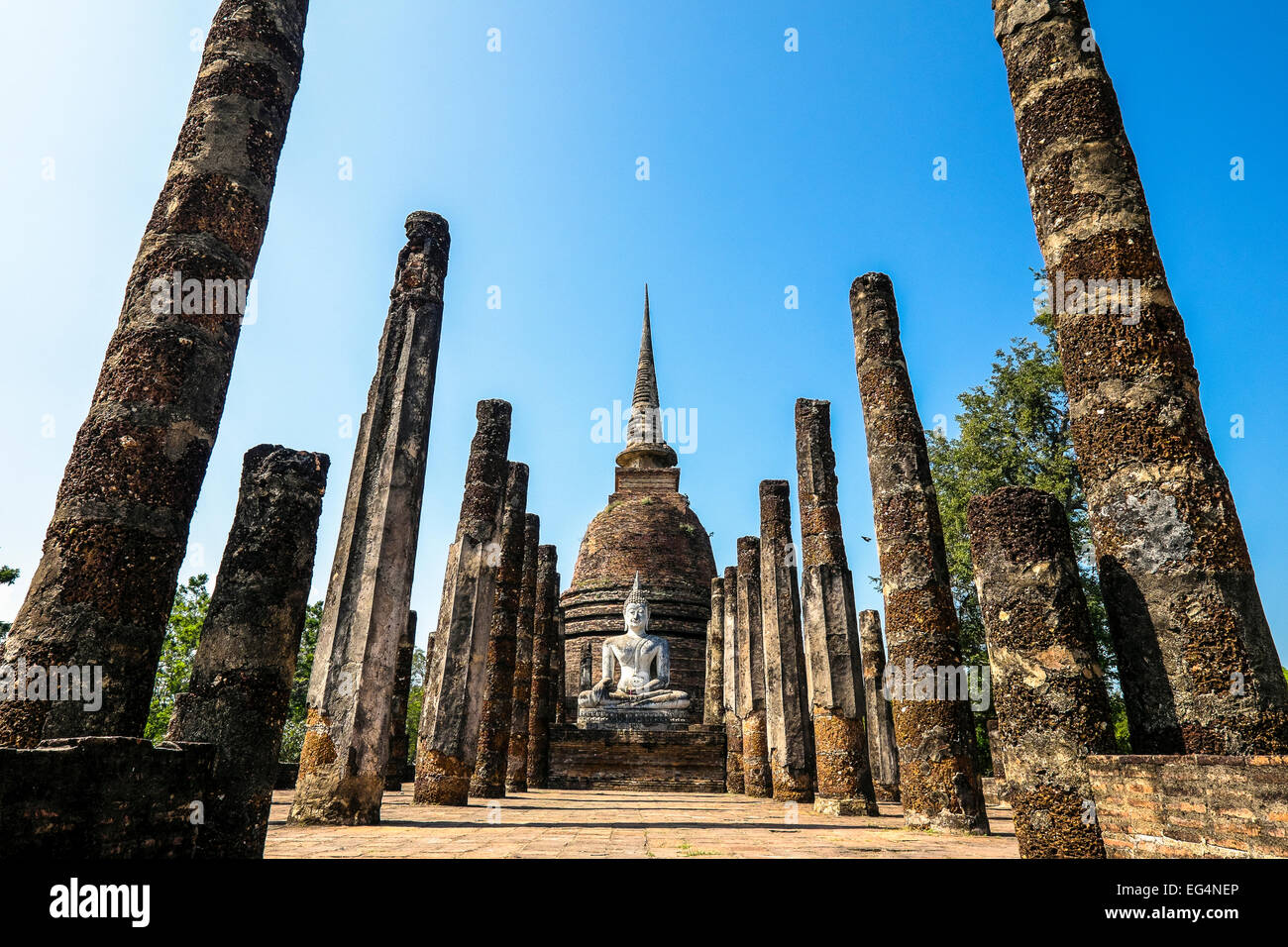 L'Asie. La Thaïlande, l'ancienne capitale du Siam. Parc archéologique de Sukhothai, classé au Patrimoine Mondial de l'UNESCO. Wat Mahathat statue de Bouddha Banque D'Images
