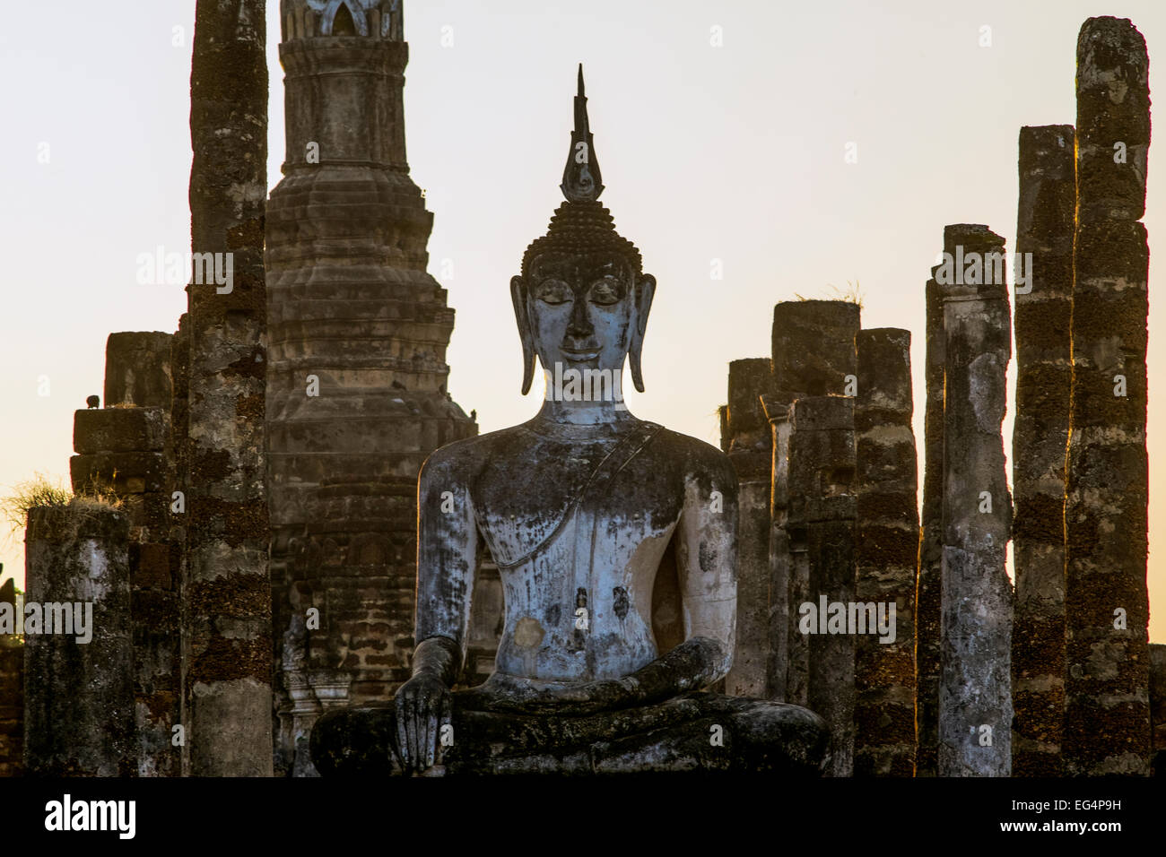 L'Asie. La Thaïlande, l'ancienne capitale du Siam. Parc archéologique de Sukhothai, classé au Patrimoine Mondial de l'UNESCO. Wat Mahathat. Statue de Bouddha Banque D'Images