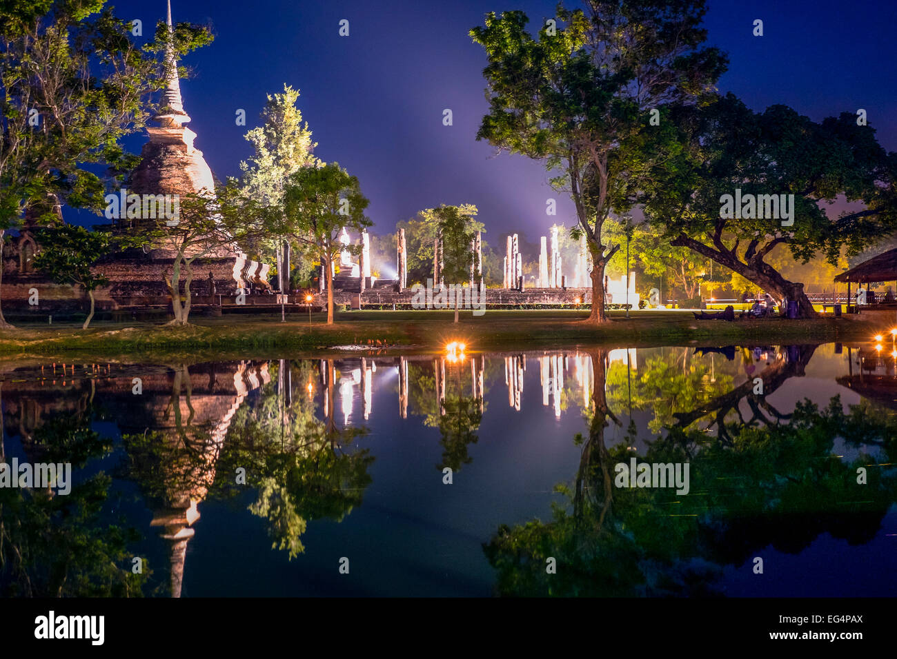 L'Asie. La Thaïlande, l'ancienne capitale du Siam. Parc archéologique de Sukhothai, classé au Patrimoine Mondial de l'UNESCO. Wat Sa Sri par nuit. Banque D'Images